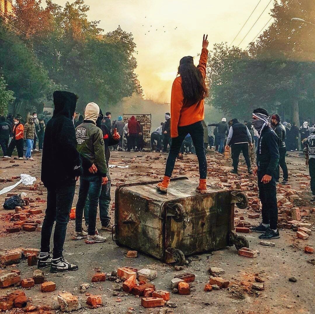 حشود ثورية وتردید شعارات في مختلف مدن إيران واستمرار دعوات الاحتجاج