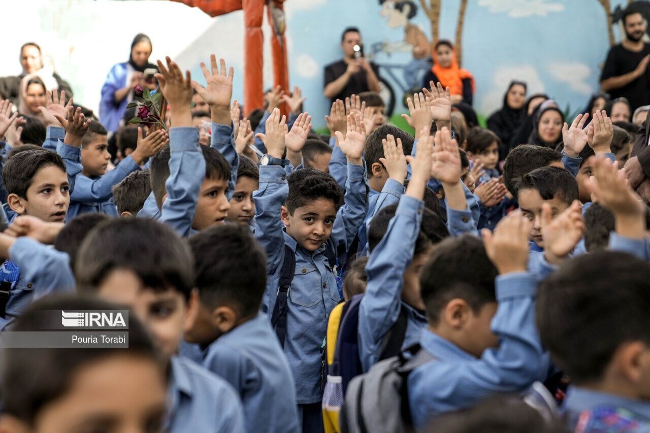 تغییر ساعت آغاز کار مدارس در ایران به‌دلیل کمبود برق با اعتراض مردم و رسانه‌ها روبه‌رو شد