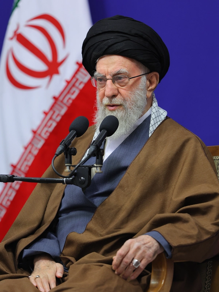 خامنئي يُعزي كاظم صديقي في وفاة نجله المتهم بقضايا فساد