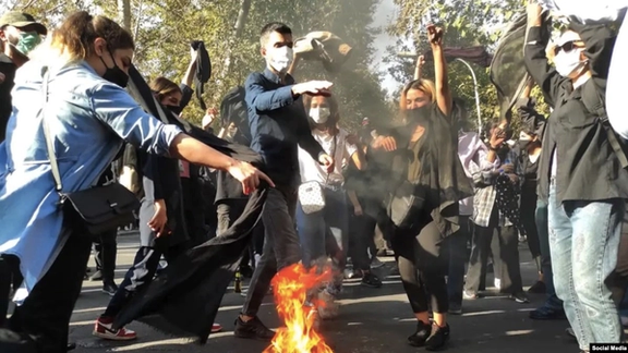 Iranian protesters on streets