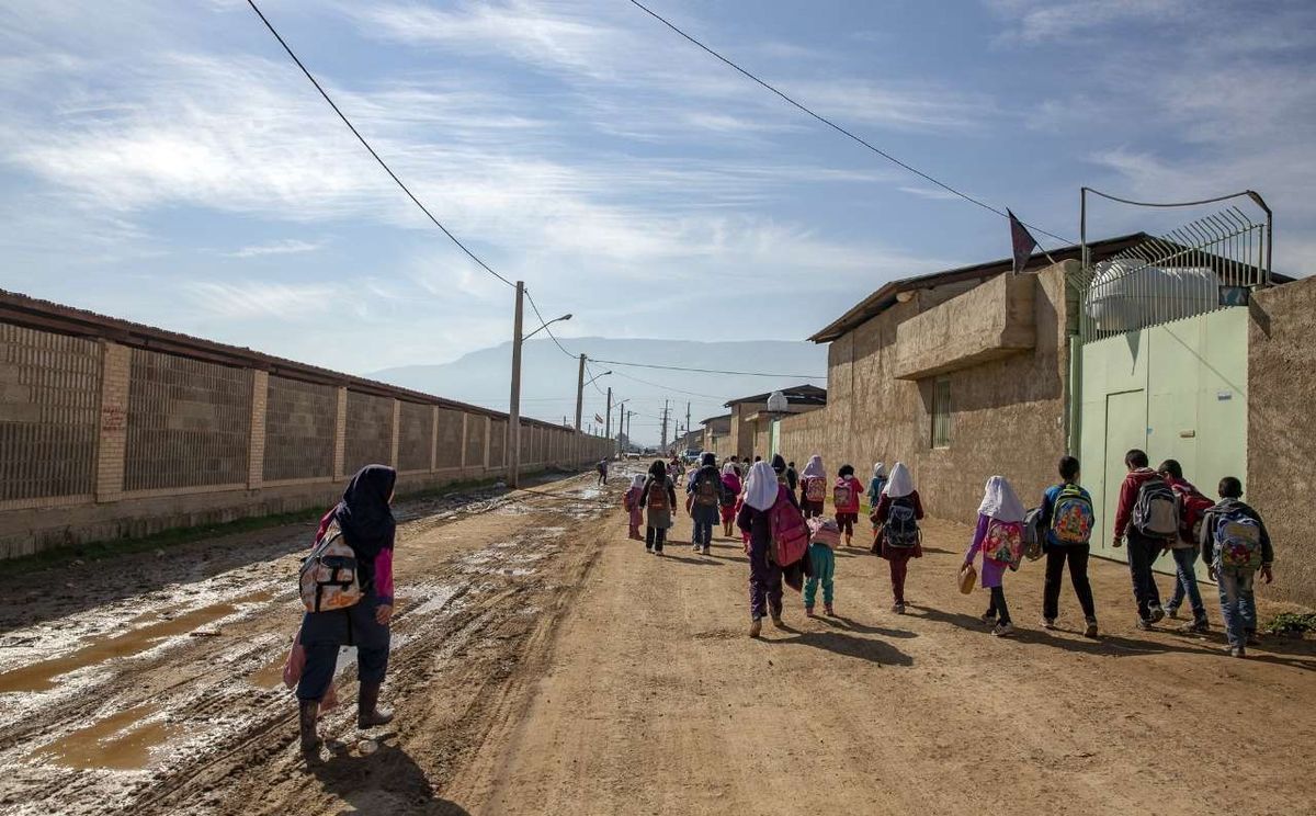 روزنامه شرق: دانش‌آموزان در روستاها بی‌صبحانه به مدرسه می‌روند و سر صف غش می‌کنند