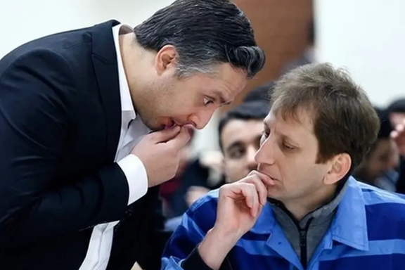 Iranian Oil tycoon Babak Zanjani and his attorney Rasoul Koohpayehzadeh (L)