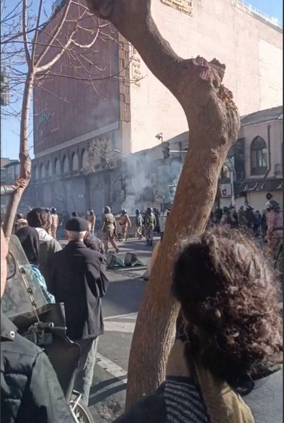 الأمن الإيراني يهاجم التجار المحتجين في طهران بالغاز المسيل للدموع 