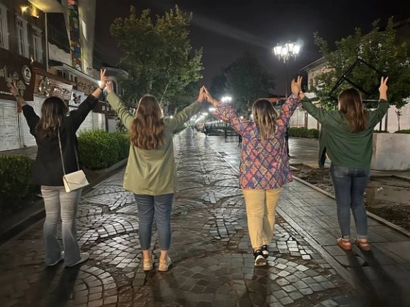 آلاف الإيرانيين ينضمون لطابور البطالة بعد غلق النظام مئات المحال لـ"عدم الالتزام بالحجاب"