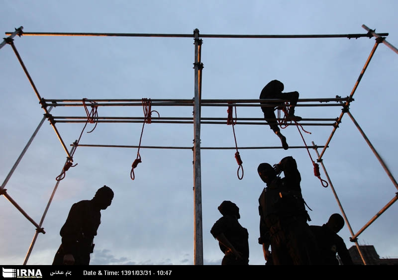 یک زندانی متهم به قتل در استان گلستان مقابل چشم مردم اعدام شد