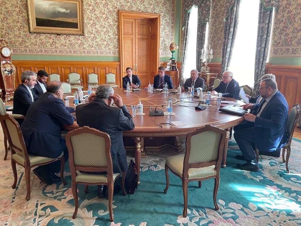 كبير المفاوضين النوويين الإيرانيين إلى موسكو وكيسنجر: العودة إلى الاتفاق النووي "أمر خطير"