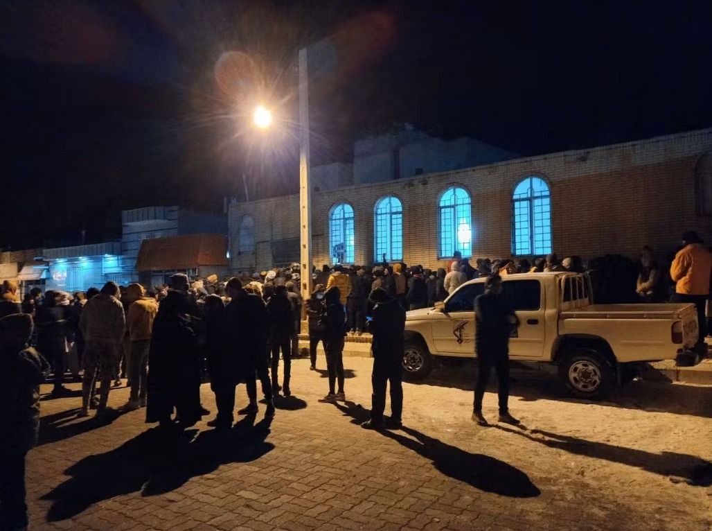 احتجاجاً على انقطاع الغاز في إيران.. غاضبون يقتحمون المؤسسات.. ويغلقون الشوارع بالنيران