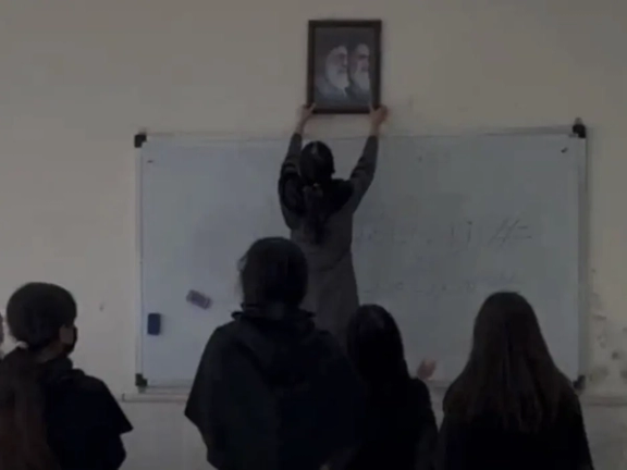 Schools To Remove Khamenei’s Portraits As Students Tear Them Down