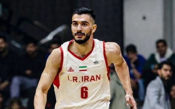 محمد امینی، لژیونر بسکتبال، در اعتراض به جنایات جمهوری اسلامی از تیم ملی کنارهگیری کرد