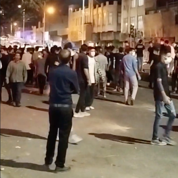 تداوم اعتراضهای شبانه در ایران؛ شعار «آخوند باید گم بشه» در قم سرداده شد