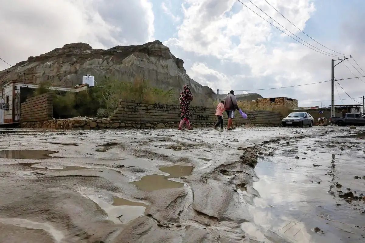 سیل به ۱۲۰۰ هکتار از اراضی هرمزگان و ۹۰ درصد زمین‌های کشاورزی یک روستا در کرمان آسیب زد