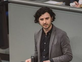 عضو پارلمان آلمان برای جلوگیری از اعدام برادران طهزاده، کفالت سیاسی آنها را به عهده گرفت