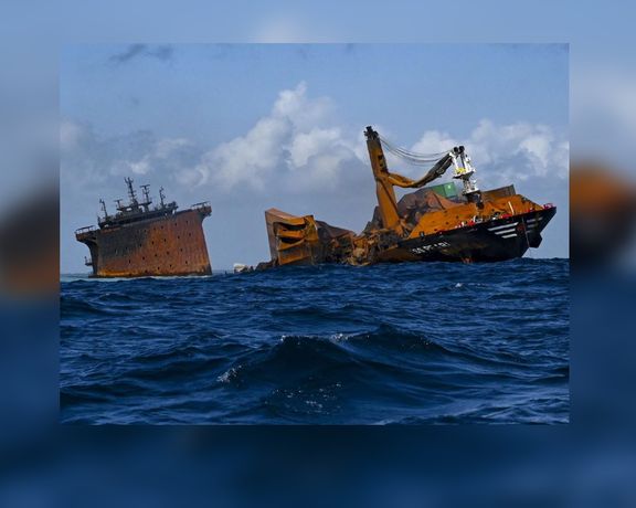 در پی غرق شدن یک کشتی حامل نفت، سریلانکا برای مقابله با یک فاجعه زیستمحیطی آماده میشود