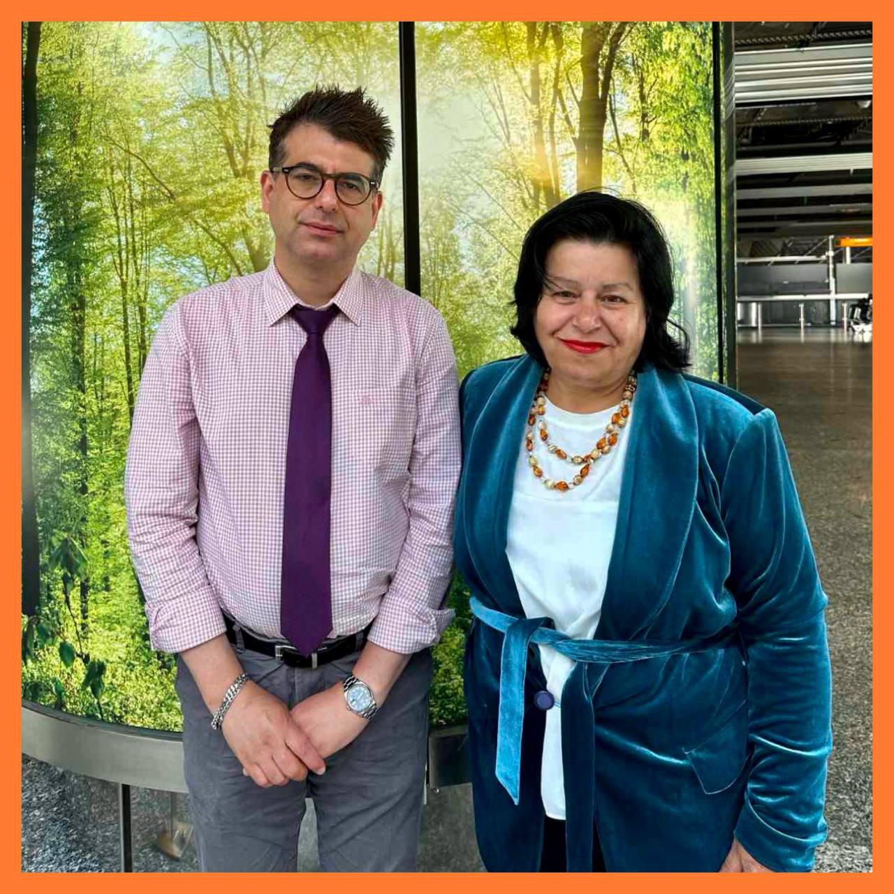 رضا ضرابی در کنار مادرش