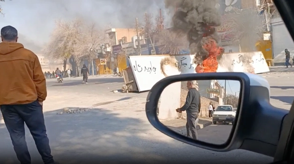 "لوس أنجلوس تايمز": النظام الإيراني في حالة تأهب وقلق متزايد من احتمال التدخل الخارجي