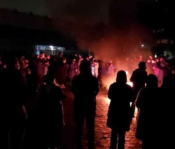 هتافات ليلية في طهران وكتابة شعارات وحرق إعلانات حكومية بمناطق متفرقة من إيران