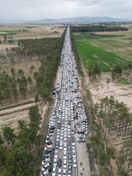The traffic jam in the road to Persepolis, the ceremonial capital of the Achaemenid Empire, near Shiraz (March 2024)