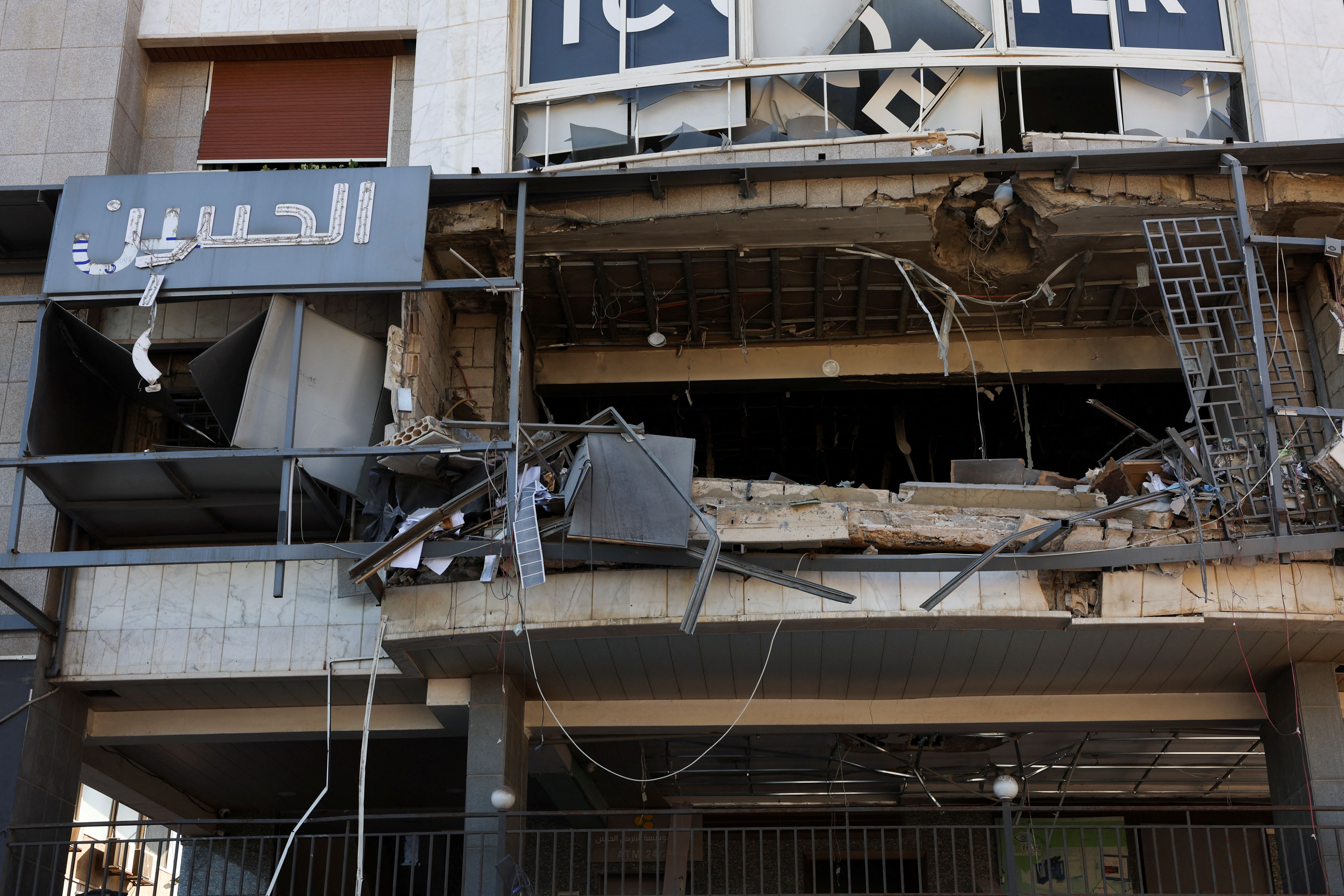 ویرانی‌های به جا مانده در پی حملات اسرائیل به شبکه مالی حزب‌الله، حومه جنوبی بیروت، ۳۰ مهر