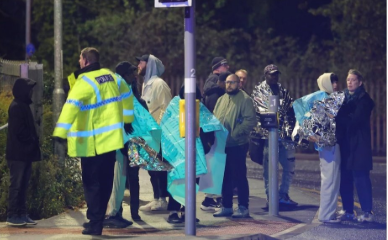 حمله با چاقو در قطاری در بریتانیا، چندین زخمی و دو بازداشت در پی‌داشت