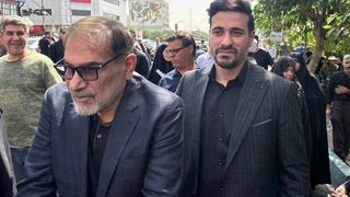 شمخاني يصور انتقاده بـ"الهجوم على النظام".. ويصف المنتقدين بـ"اللقطاء"