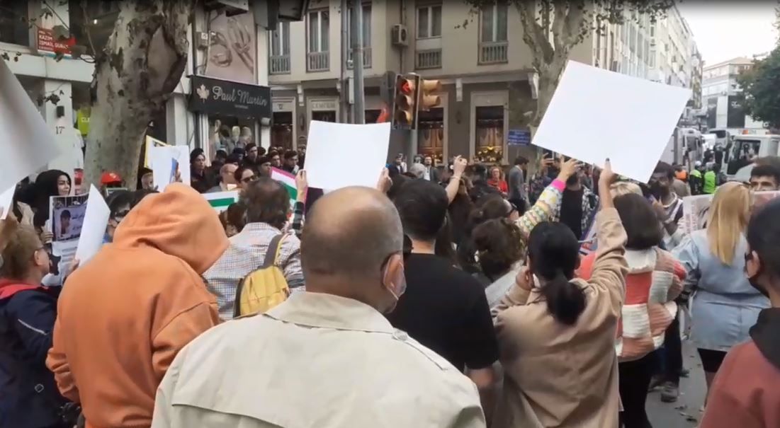 استمرارا للتنديد الدولي بنظام طهران.. تجمُّع أمام قنصلية إيران في إسطنبول رغم تحذير الشرطة