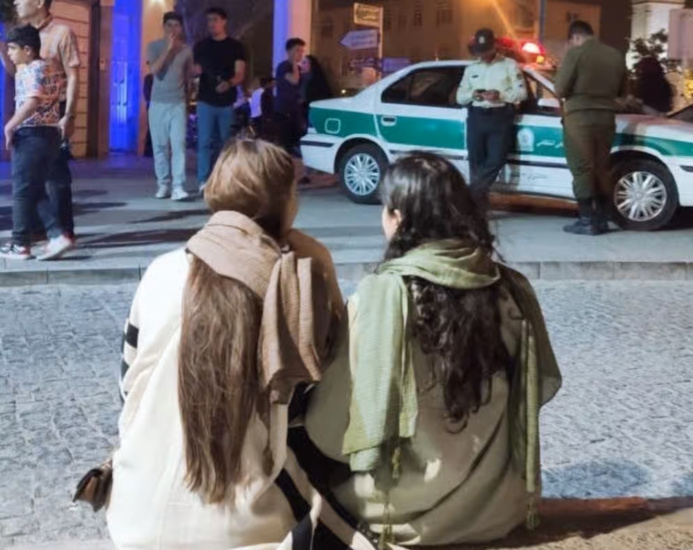 الغارديان: النظام الإيراني يتجنّب تشديد فرض الحجاب خوفًا من اندلاع احتجاجات واسعة