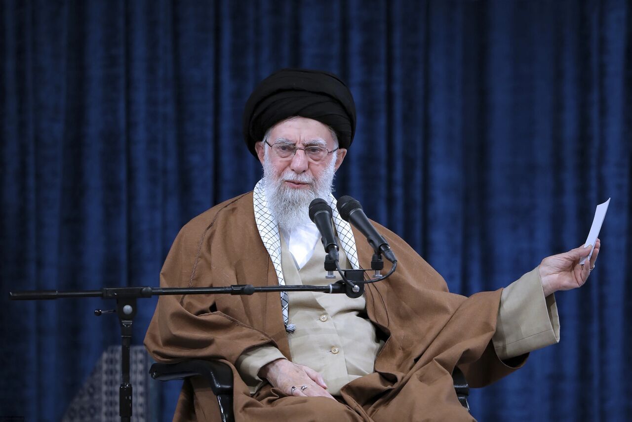 آثار توهم در گفتار خامنه‌ای؛ آیا رهبر جمهوری اسلامی با واقعیت قطع رابطه کرده است؟