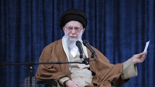 آثار توهم در گفتار خامنهای؛ آیا رهبر جمهوری اسلامی با واقعیت قطع رابطه کرده است؟