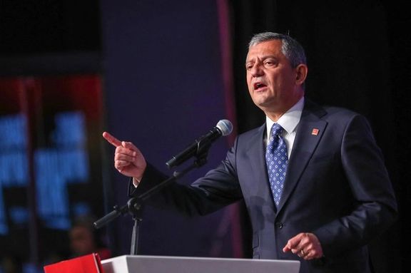 اوزگور اوزل، رهبر حزب جمهوریخواه خلق (CHP) و رهبر اصلی اپوزیسیون ترکیه، در بیستودومین کنگره فوقالعاده حزب در آنکارا