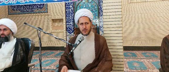 مدرس حوزه علمیه: خامنهای ایران را علیوار مدیریت میکند