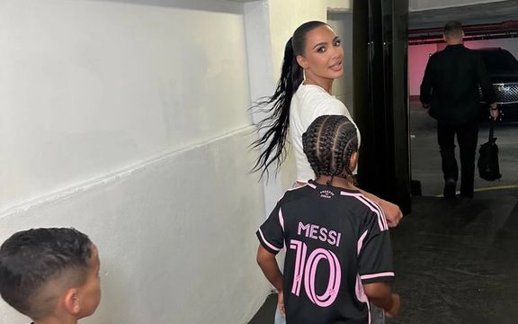 پیراهن لیونل مسی، هدیه ویژه به کیم کارداشیان در سفر به برزیل!