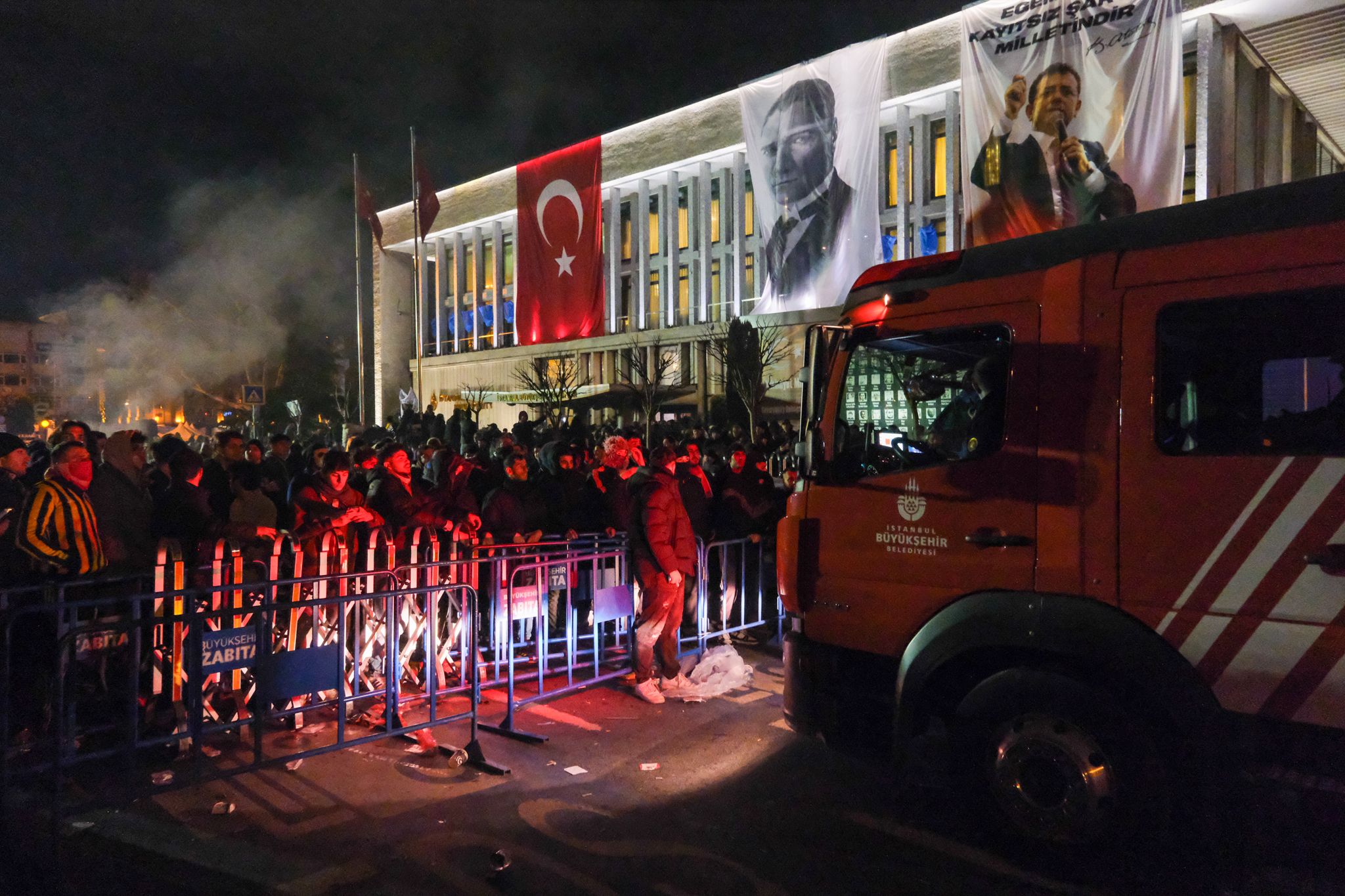 دستگیری و تعقیب بیش از ۱۰۰ نفر دیگر به دلیل انتشار مطلب درباره بازداشت شهردار استانبول