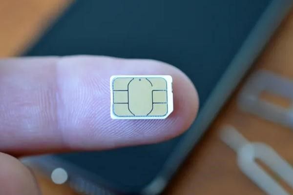 بعد كشف فضيحة "الشرائح البيضاء".. مكتب الرئيس الإيراني يعلن إلغاء "الإنترنت غير المفلتر" 