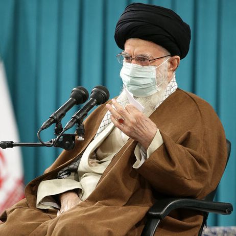 علی خامنهای: تشویق جوان نخبه به خروج از کشور، خیانت است