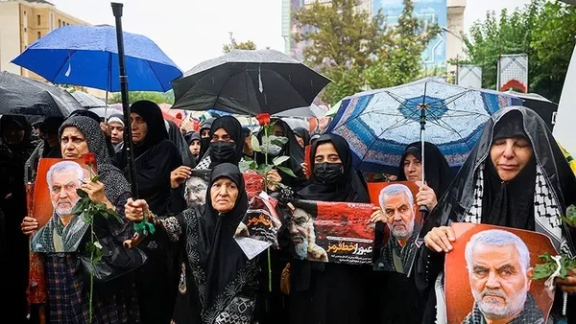 بعد مطالبات مؤيديه بالانتقام.. النظام الإيراني في "مأزق" بعد مقتل "نصرالله"