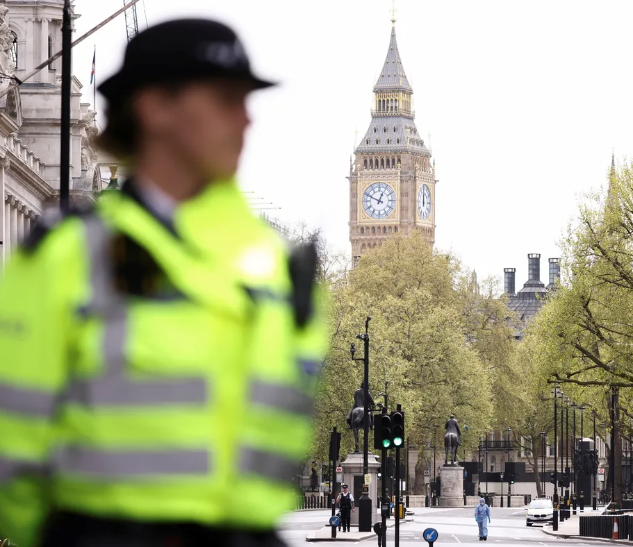 الشرطة البريطانية تتهم 3 إيرانيين بالتعاون مع الاستخبارات الإيرانية