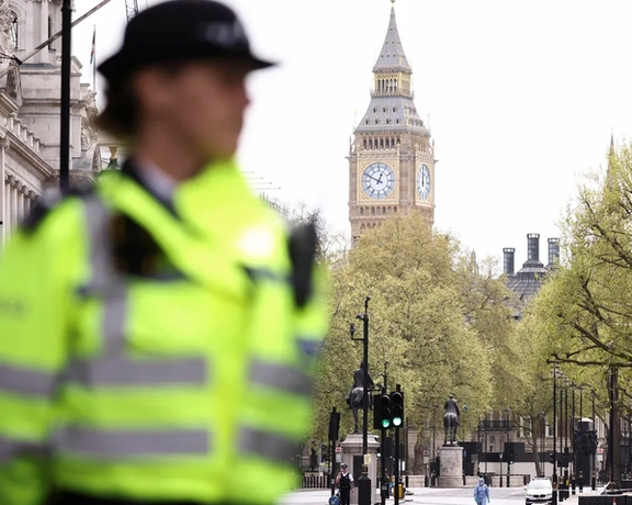 الشرطة البريطانية تتهم 3 إيرانيين بالتعاون مع الاستخبارات الإيرانية