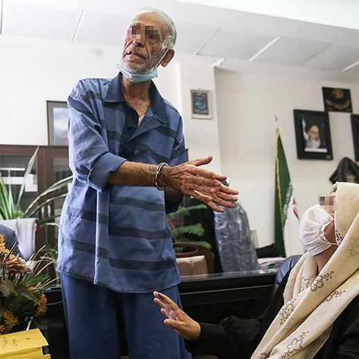 سایت همشهری آنلاین از مرگ اکبر خرمدین، متهم به قتل پسر ،دختر و دامادش، در زندان خبر داد