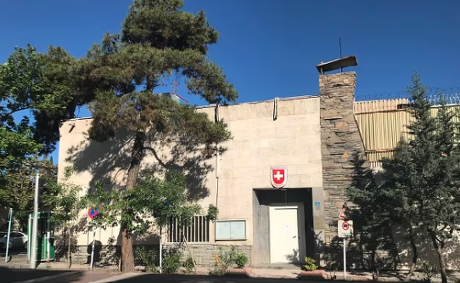 اختصاصی؛ تایید وقوع حوادث امنیتی برای کارکنان سفارت سوئیس در تهران