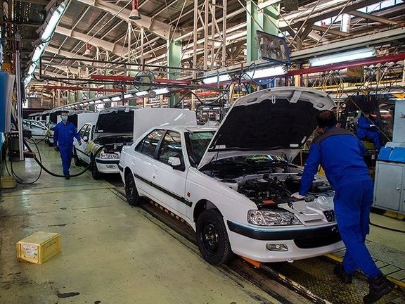 ایرنا: تولید خودرو از سوی سه خودروساز بزرگ ایران در فروردین امسال حدود ۳۰ درصد کاهش یافت