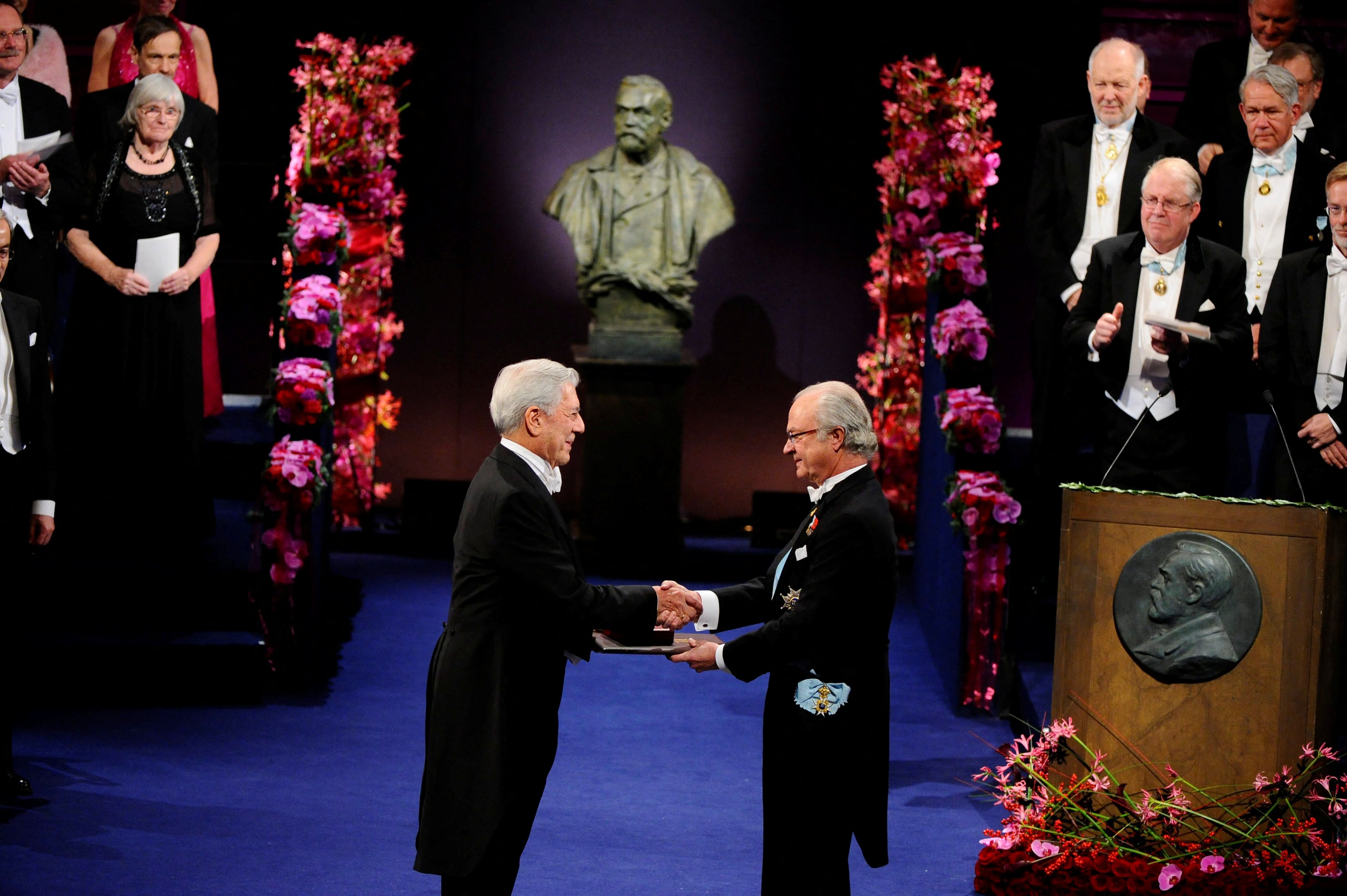 ماریو بارگاس یوسا در سال ۲۰۱۰ جایزه نوبل ادبیات را از کارل گوستاف شانزدهم، پادشاه سوئد، در استکهلم دریافت کرد. 