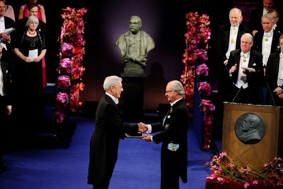 ماریو بارگاس یوسا در سال ۲۰۱۰ جایزه نوبل ادبیات را از کارل گوستاف شانزدهم، پادشاه سوئد، در استکهلم دریافت کرد.