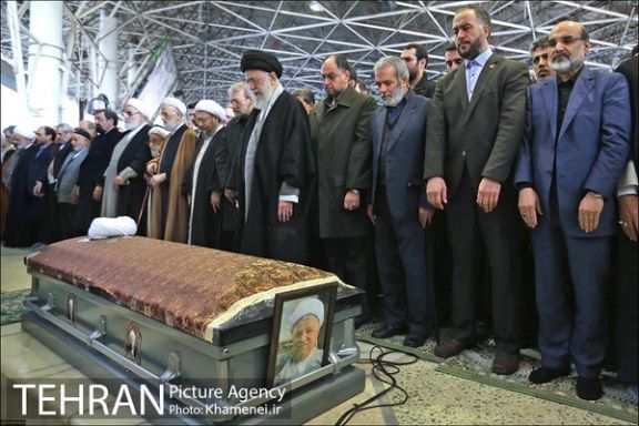 دیماه ۱۳۹۵، خامنهای هفتمین نماز میت خود را بر جنازه اکبر هاشمی رفسنجانی اقامه کرد