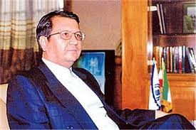 در زمان مدیرعاملی بانک سینا، همتی توانست این بانک زیر‌مجموعه بنیاد مستضعفان را از لیست تحریم خارج کند 