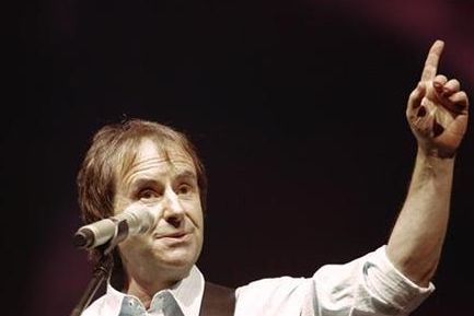 کریس دیبرگ ترانهای را که برای ندا آقاسلطان خوانده بود، به مهسا امینی تقدیم کرد