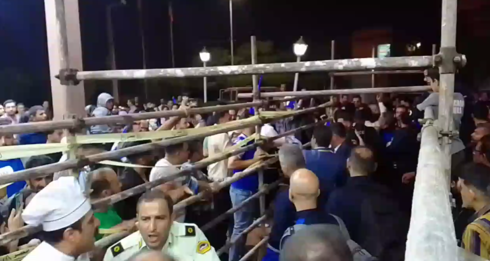 حمله پلیس به هواداران استقلال در مقابل هتل پارس اهواز