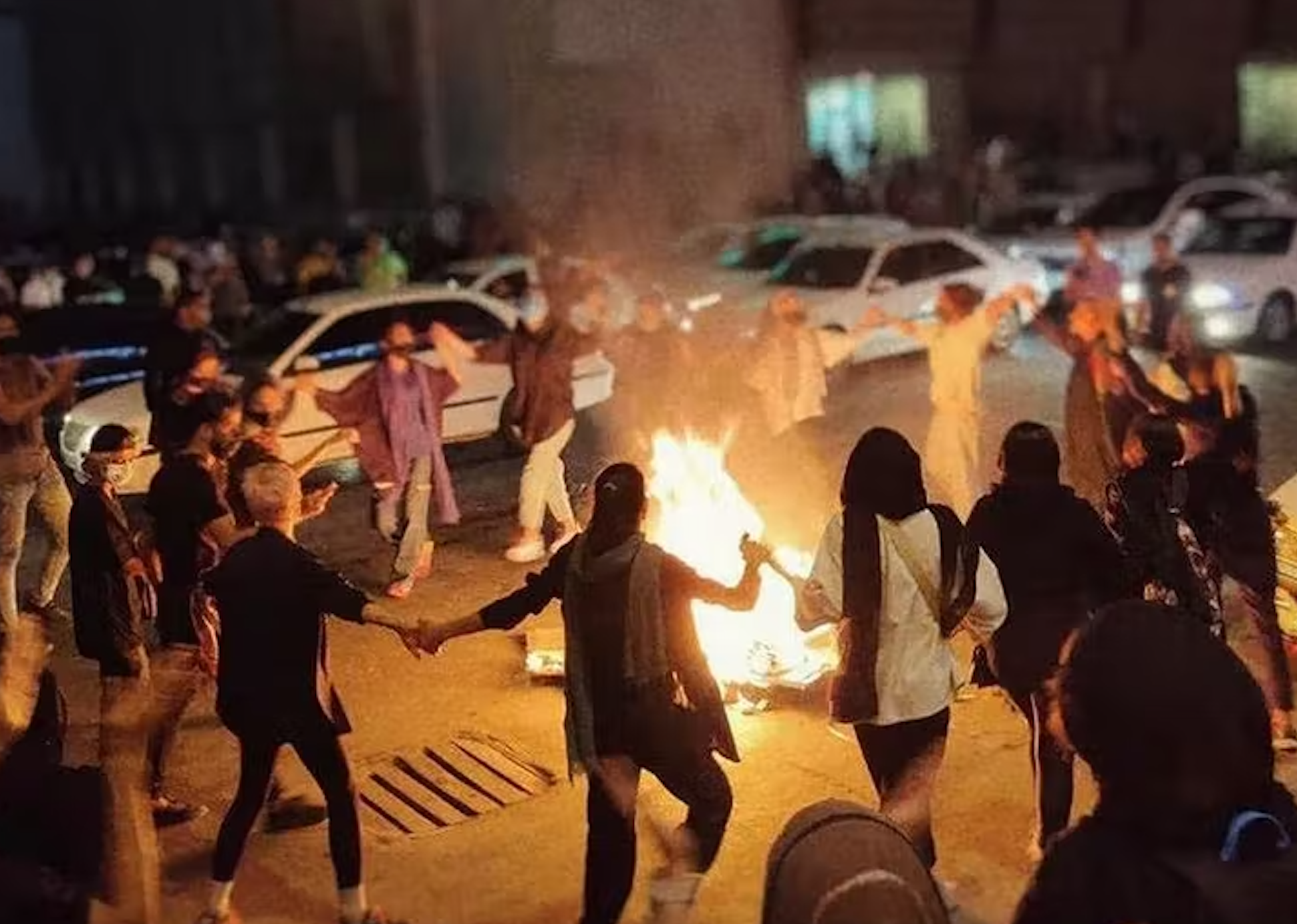 استمرار الانتفاضة الشعبية في مختلف المدن الإيرانية والمحتجون يحرقون صور رموز النظام