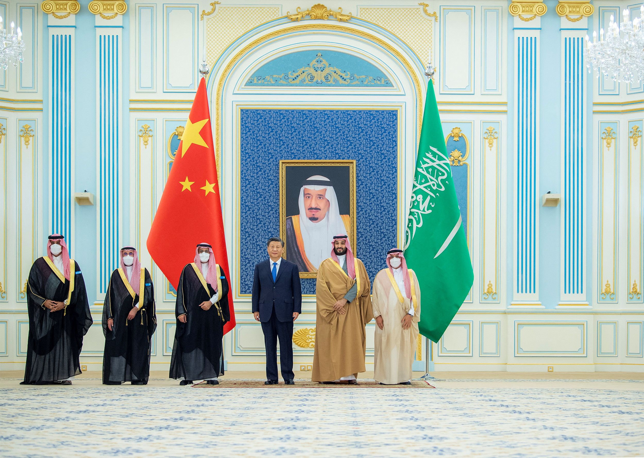 Saudi Crown Prince Mohammed Bin Salman stands with Chinese President Xi Jinping in Riyadh, Saudi Arabia December 8, 2022. 