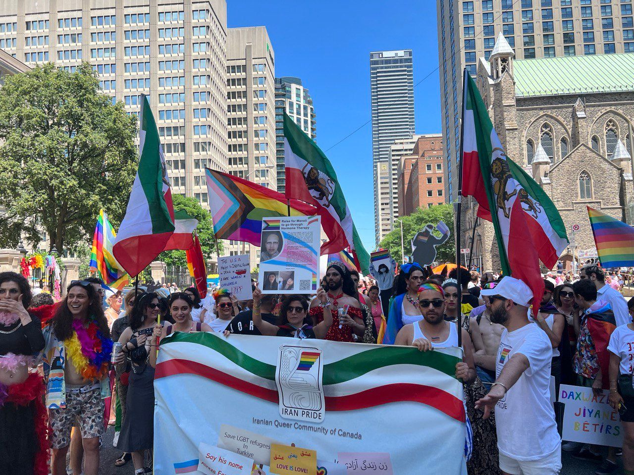 یکی از بزرگ‌ترین رژه‌های افتخار کوییرهای ایرانی با مضمون «ژن، ژیان، ئازادی» برگزار شد