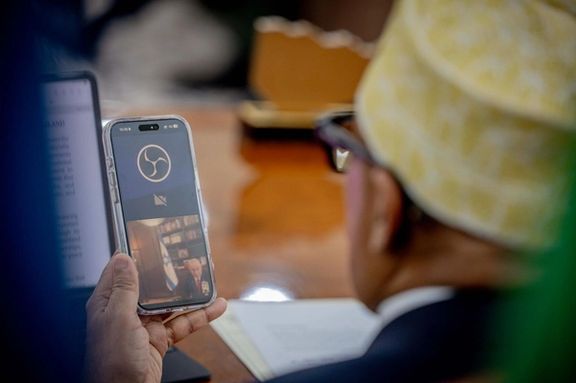 عبدالرحمن محمد عبداللهی، رییسجمهور سومالیلند در حال تماس تلفنی با بنیامین نتانیاهو